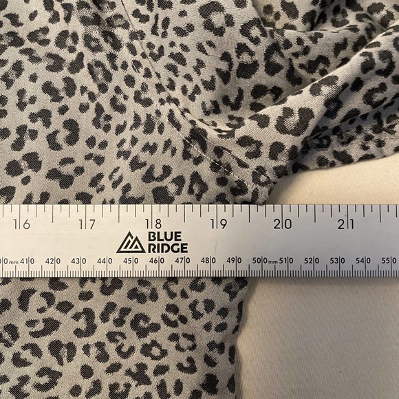 Chicos Top Women's Size 1 Medium Animal Print Button Up Long Sleeve - Picture 7 of 8